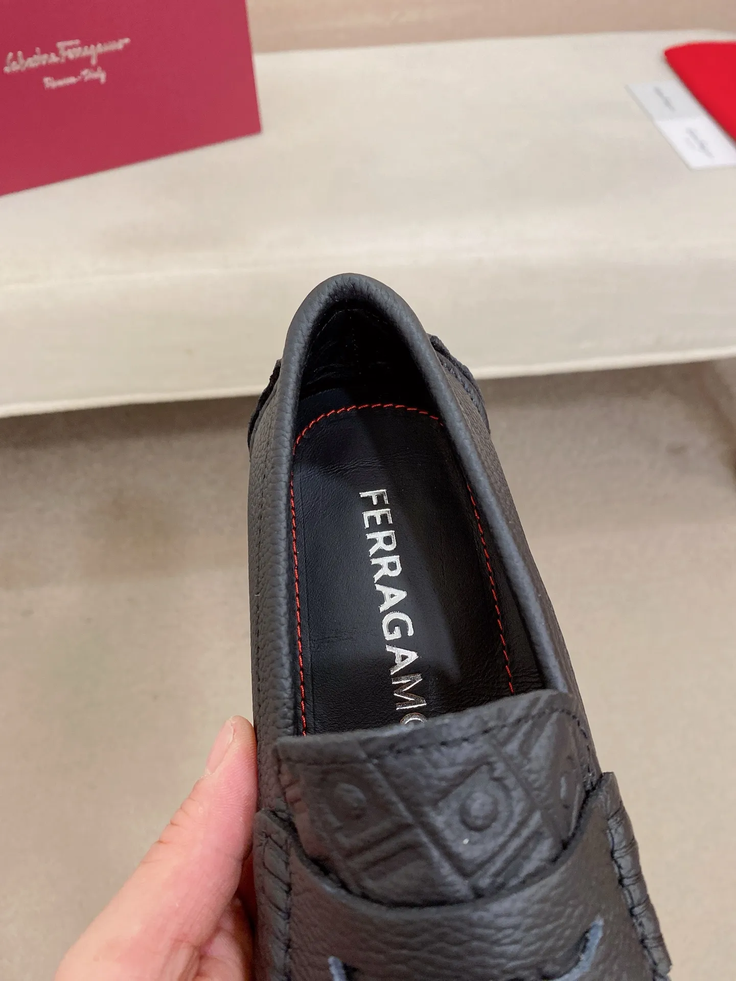 Men's shoes💰: 560💰High-end quality! Ferragamo🆕🆕Exclusive hot-selling products in stock🔥🔥New products on the shelves, high-quality Ferragamo men's pea shoes, high-end casual driving shoes, with complete packaging! 💪 💪 Material: imported first-layer pebbled cowhide 🐂 + imported high-quality water-dyed cowhide lining + wear-resistant outsole 👍🏻👍🏻 Features: high-end and comfortable, purely handmade 🚀 🚀 Create the perfect shoe that suits you best 🔥 🔥 Size: (38-44) 45 standard size can be customized!